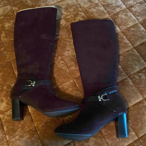 Purchased at Macy’s.No box. Beautiful,chocolate suede. Great condition. Size 6M. - Picture 3 of 5